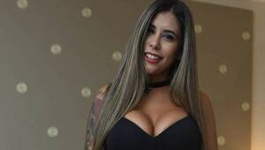 Tragó una llave para impedir que su novio vaya a un partido