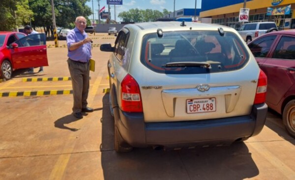 Anciano olvida dónde estacionó su vehículo y denuncia hurto