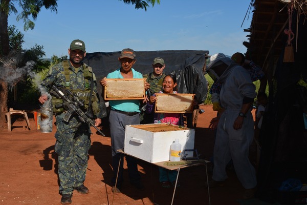 Nativos cosechan miel con apoyo de militares