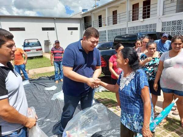 Diputado entregó víveres a familias damnificadas por la creciente del Río Apa - Radio Imperio