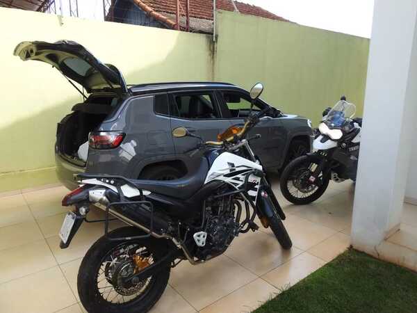 Tras procedimiento realizado por la Policía Federal detienen a tres personas e incautan lujosas camionetas