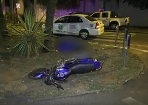 Motociclista llevaba el casco en el codo, chocó y perdió la vida