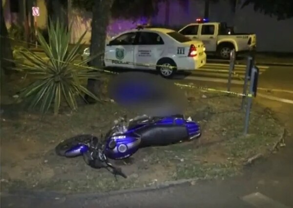 Motociclista llevaba el casco en el codo, chocó y perdió la vida