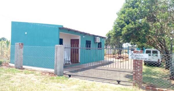 La Nación / Vestidos de policías vacían vivienda