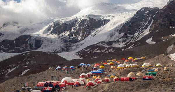 La Nación / Tres montañistas murieron mientras escalaban el Aconcagua