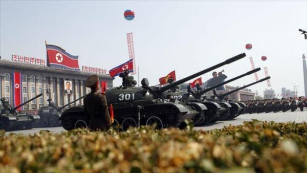 Kim Jong-un presentó un nuevo misil balístico intercontinental junto a su hija durante un desfile militar nocturno | OnLivePy