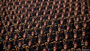 Kim Jong Un supervisa desfile militar en Corea del Norte