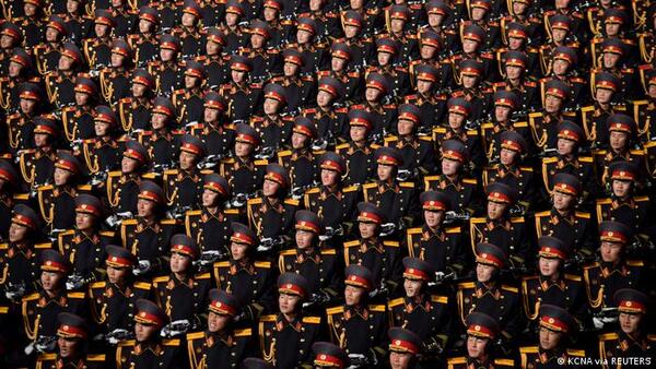 Kim Jong Un supervisa desfile militar en Corea del Norte