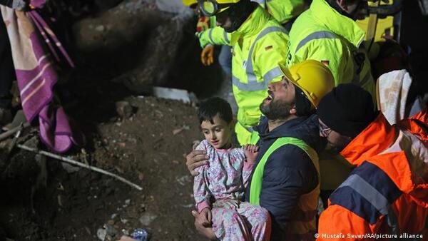 Las víctimas por el sismo en Siria y Turquía superan las 17.100