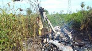 Cayó helicóptero y mueren dos personas