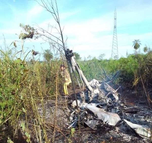 Cae helicóptero tras chocar contra un tendido eléctrico de alta tensión