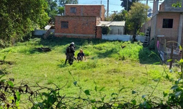 Enfrentamiento de policías y delincuentes en Puerto Elsa dejó heridos