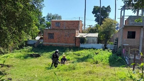 Presunto delincuente abre fuego contra policías en allanamiento