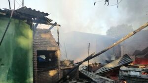 Incendio de vehículo se propaga a una vivienda en Presidente Franco