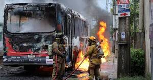 La Nación / Ardió bus en 4 Mojones - OJO Galería