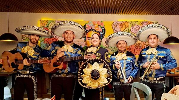 Les piden combo de serenata para la titular y la otra, dicen los mariachis
