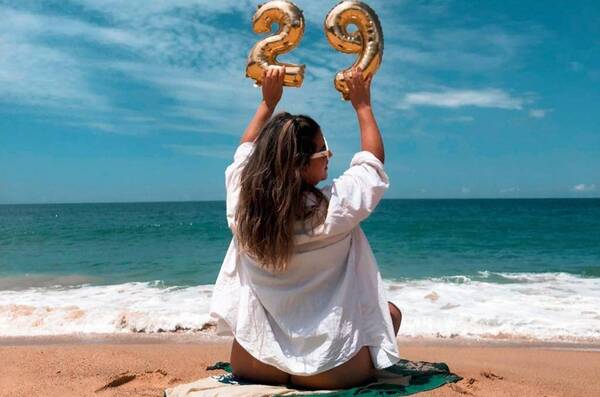 Ex modelo celebra su segunda vida brindando por su cumple en la playa