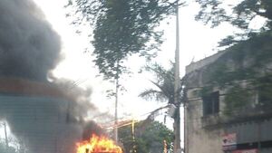 Pasajeros logran escapar a tiempo de bus en llamas
