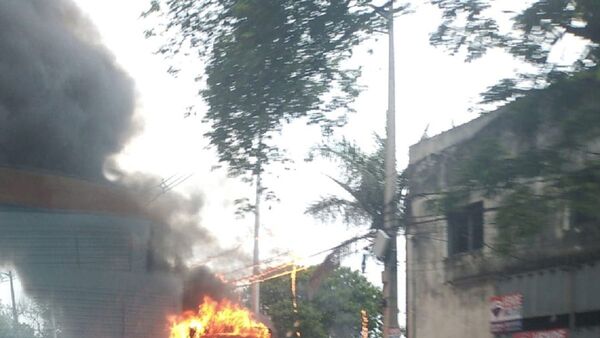 Pasajeros logran escapar a tiempo de bus en llamas
