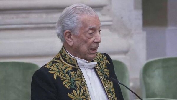 Vargas Llosa entra "muy contento" a la Academia Francesa y critica a Putin