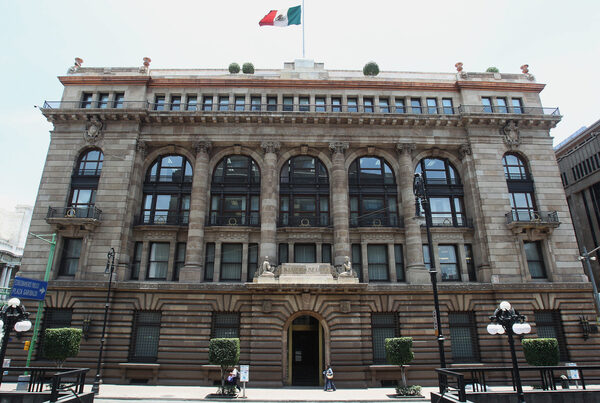 El Banco de México sube la tasa de interés en 50 puntos hasta un 11 % récord - MarketData