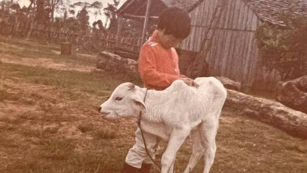 Yolanda Park con su vaquita: "Mi infancia, mi hogar, mi compañía... era feliz así"