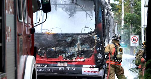 La Nación / Bus se incendió en zona de 4 Mojones