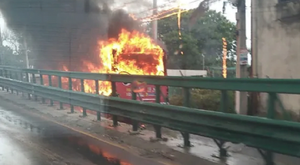 Pasajeros logran escapar a tiempo de bus en llamas - Noticiero Paraguay