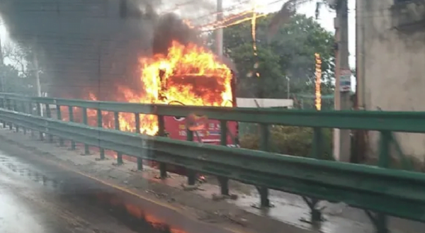 Pasajeros logran escapar a tiempo de bus en llamas - Noticiero Paraguay
