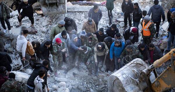 La Nación / Se apaga la esperanza: más 21.000 muertos por sismo en Turquía y Siria