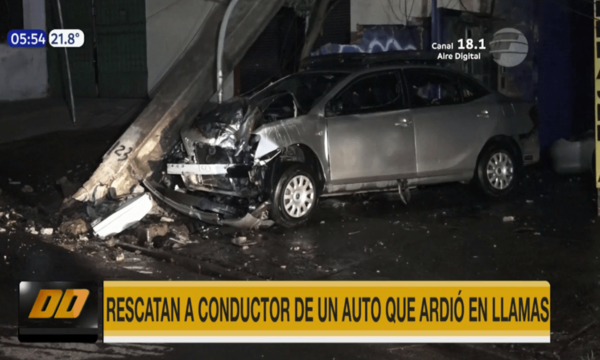 Rescatan a conductor de un auto que ardió en llamas | Telefuturo