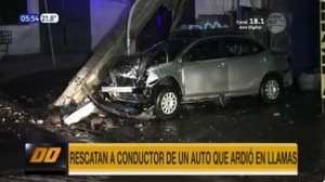 Rescatan a conductor cuyo vehículo ardió en llamas tras choque