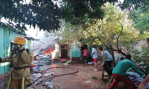 Fuego destruye automóvil y una casa en Presidente Franco – Diario TNPRESS