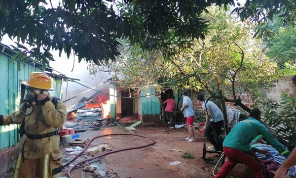 Fuego destruye automóvil y una casa en Presidente Franco – Diario TNPRESS