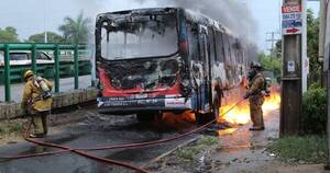 La Nación / Bombero confirma que bus incendiado en 4 Mojones no dejó heridos