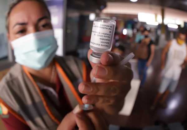 Más de 20.000 personas ya se aplicaron las vacunas bivalentes contra el covid-19 - .::Agencia IP::.