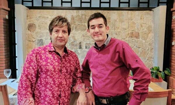 (VIDEO) Cantante de Refugio de Amor cumplió promesa de grabar videoclip con vendedor de rifa