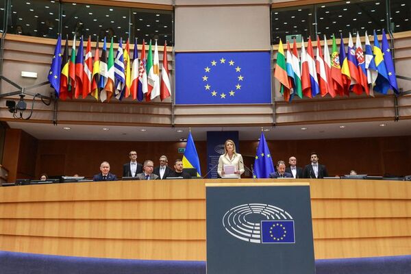 Unión Europea acordó acelerar expulsión de migrantes irregulares y gastará más dinero en evitar que entren - .::Agencia IP::.