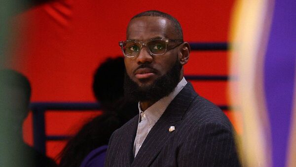 Lakers homenajean a LeBron pero no pueden con los Bucks