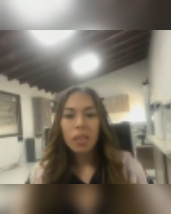 Mujer relata que le cerraron el paso mientras manejaba, escapó y le hicieron causar un accidente