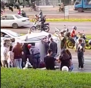 Vehículo vuelca tras choque