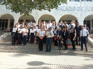 Ujieres exigen mejores condiciones laborales en el Poder Judicial - PDS RADIO Y TV