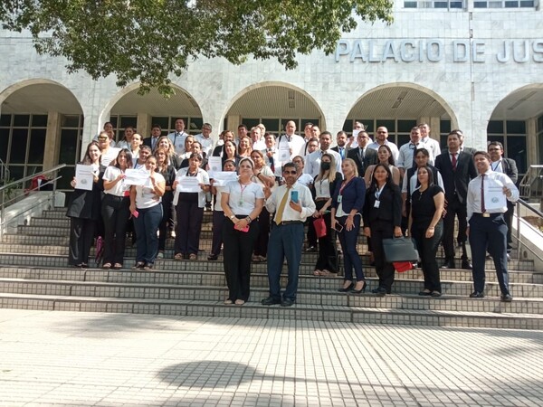 Ujieres exigen mejores condiciones laborales en el Poder Judicial - PDS RADIO Y TV