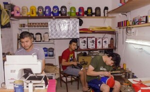 Recluso fabrica y vende 300 productos mensualmente