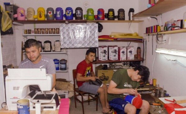 Recluso fabrica y vende 300 productos mensualmente