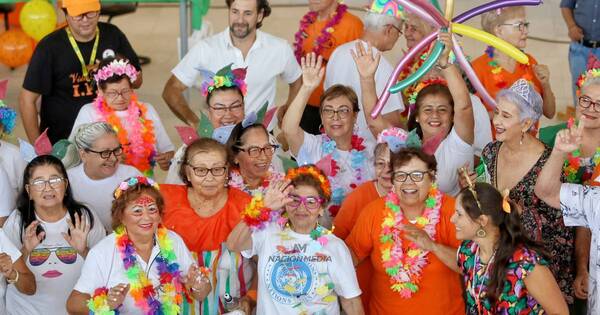 La Nación / Adultos mayores volvieron a residencia CREAM de San Bernardino para celebrar el carnaval