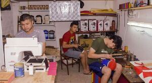 Buscando reinsertarse a la sociedad, un interno crea una exitosa marca de marroquinería