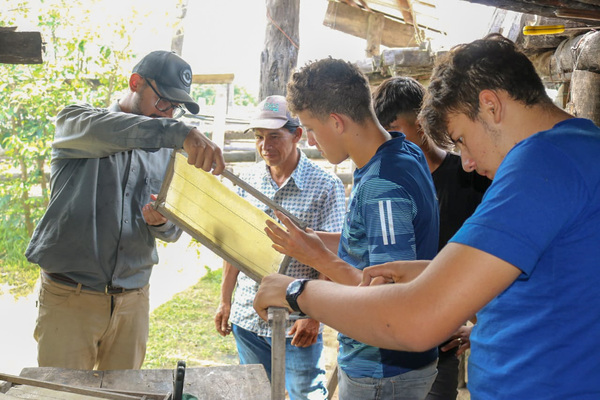 Aplican capacitaciones e intercambio entre apicultores del pantanal chaqueño