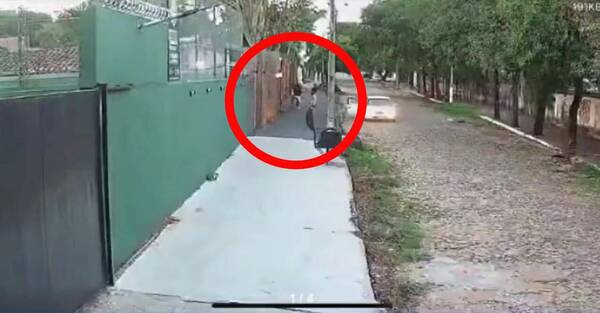 [VIDEO] Caminaban y fueron brutalmente atacados por desconocidos: "De la nada nos pegaron"