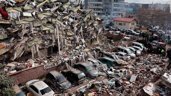 Pudo haber negligencia en construcciones turcas que cayeron por sismo | 1000 Noticias